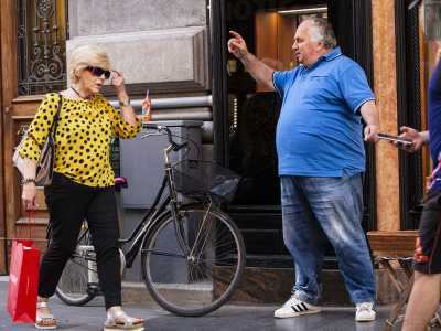 Peccato per� che il livello di gradimento sia in discesa. Proprio mentre chiacchieriamo, una donna di passaggio lo schernisce: si porta il dito indice della mano sulla tempia, mimando il gesto che si usa fare per indicare un matto